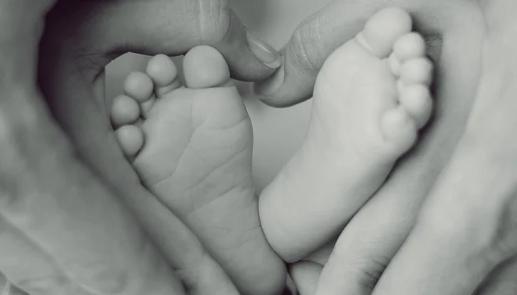 На място е извикан екип от РУ на МВР – Дупница. Следи от насилие по телцето на бебето не са установени, то е било добре обгрижвано