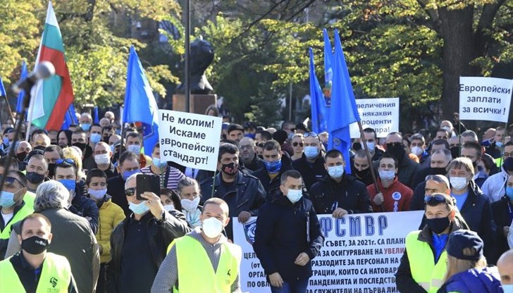 Иска да покаже, че продължава да владее контрола и върху МВР на оперативно ниво, като изкара полицаите и огненорците на протест