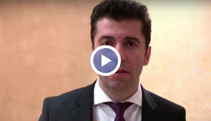 „Следим всяка информация, за да сме сигурни, че българското правителство прави всичко възможно, за да можем да върнем българите от ферибота обратно в България“, заяви Кирил Петков