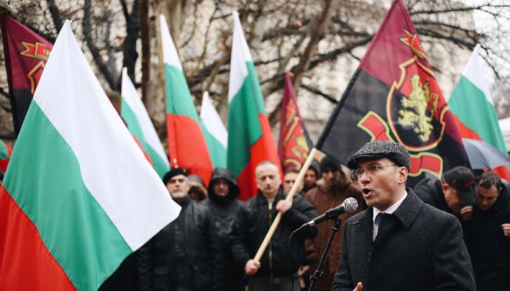 Политиката на новото правителство спрямо Северна Македония е колеблива, смята евродепутатът от ВМРО