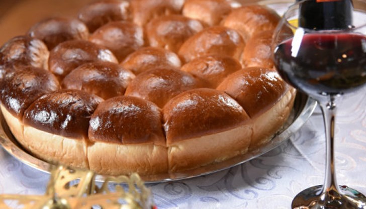 Домакинята не си мие ръцете, след като омеси хлябовете, тестото остава по ръцете, за да набухне отново с пожелания за добруване, берекет и имане през цялата година Домакинята не си мие ръцете, след като омеси хлябовете, тестото остава по ръцете, за да набухне отново с пожелания за добруване, берекет и имане през цялата година