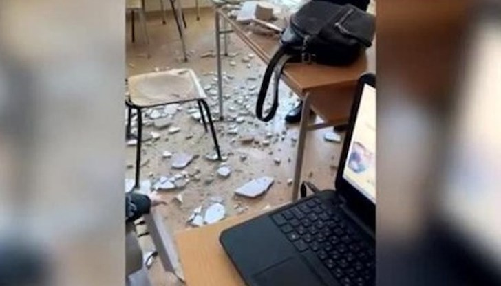 Два класа са имали общи занятия, когато внезапно мазилката от тавана се откъртва