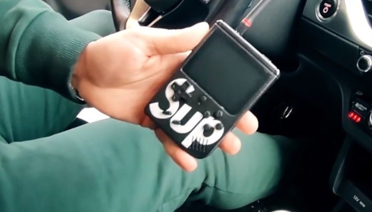 На пръв поглед българската джаджа изглежда като популярна портативна игрална конзола. С нейна помощ крадецът доближава ключалката на колата, декорида и след секунди я отваря На пръв поглед българската джаджа изглежда като популярна портативна игрална конзола. С нейна помощ крадецът доближава ключалката на колата, декорида и след секунди я отваря