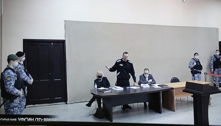 Облечен в затворническа униформа, той казва, че войната ще доведе до “огромен брой жертви, унищожено бъдеще и продължаване на тази линия на обедняване на гражданите на Русия” Облечен в затворническа униформа, той казва, че войната ще доведе до “огромен брой жертви, унищожено бъдеще и продължаване на тази линия на обедняване на гражданите на Русия”