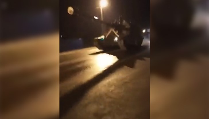 В нея се движат самоходни гаубици 2S1 Gvozdika и бронетранспортьор