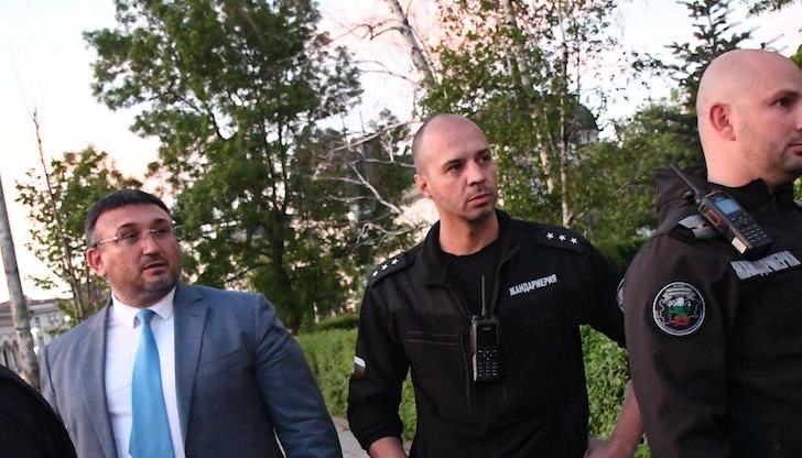 Служителят на столичното 4 РПУ Антони Апостолов е хванат два пъти с белязани пари как рекетира бизнесмени с “такса спокойствие”