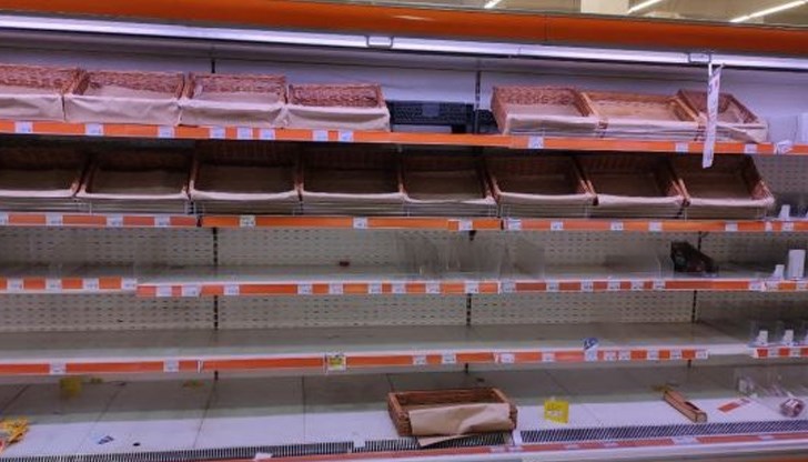 Празни рафтове и спрели банкомати - реалността по време на война