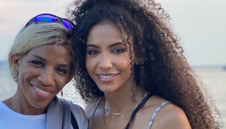 "За мен тя бе повече от дъщеря - тя бе най-добрият ми приятел. Обичам те с цялото си сърце, прекрасно мое момиче. Знам, че някой ден отново ще бъдем заедно... Дотогава почивай в мир", пише майката на Челси "За мен тя бе повече от дъщеря - тя бе най-добрият ми приятел. Обичам те с цялото си сърце, прекрасно мое момиче. Знам, че някой ден отново ще бъдем заедно... Дотогава почивай в мир", пише майката на Челси