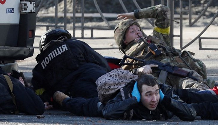 Всички цивилни, които ще бъдат на улицата по време на полицейския час, ще бъдат считани за членове на вражеските сили, заяви кметът на града