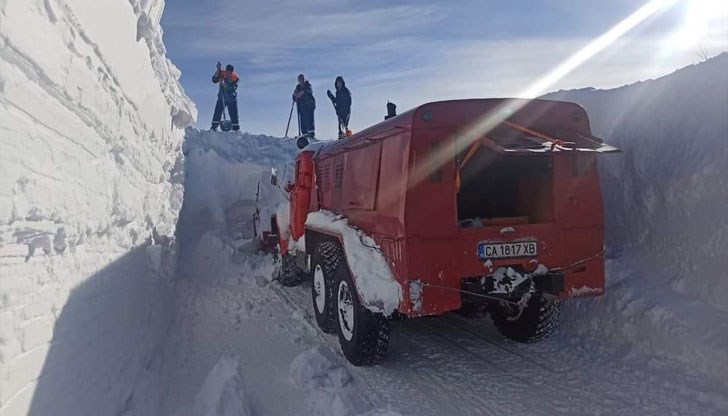 Тежка техника и мъже с лопати се опитват да проправят път