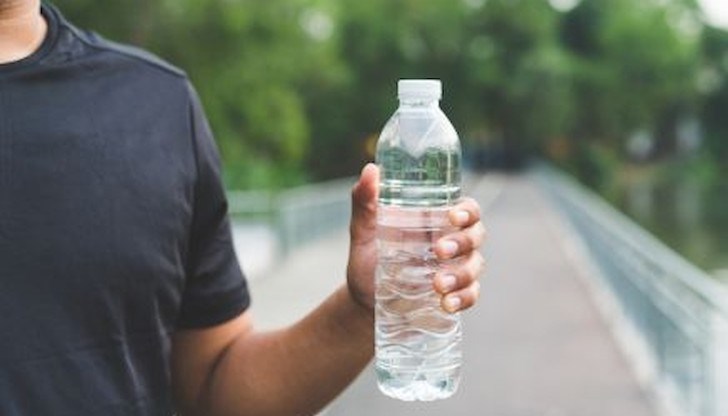 Ако оставите бутилката, с която пиете дълго време, бактериите ще започнат да се размножават във водата