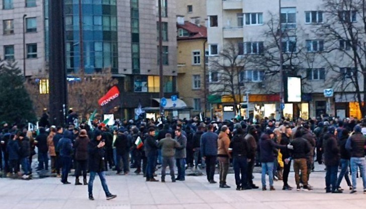 Появиха се противници, които скандират "Не на фашизма"