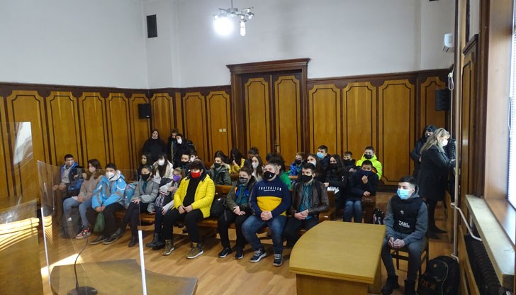 Съдия Велизар Бойчев посрещна двете паралелки в съдебна зала № 1 и ги въведе в света на правото