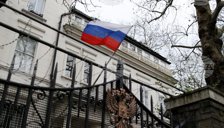 Руското знаме в посолството бе свалено от пилона, а няколко дипломати излизаха с куфари от сградата на дипломатическата мисия