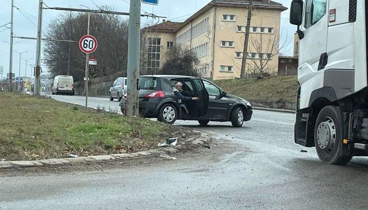 Шофьорът на лекия автомобил е бил леко ранен Шофьорът на лекия автомобил е бил леко ранен