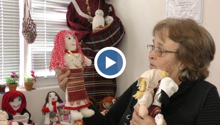Куклите са изработени ръчно, облечени в различни носии, характерни за съответния район на България - родопчанка, добруджанка, пиринка или пък странджанка