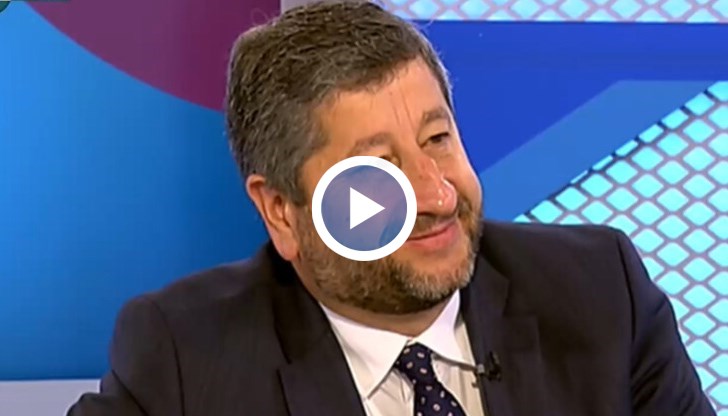 Лидерът на "Да, България" припомни и други неразследвани казуси и даде пример със  записите, изтекли преди две години, на които „доказано се чува гласът на Бойко Борисов