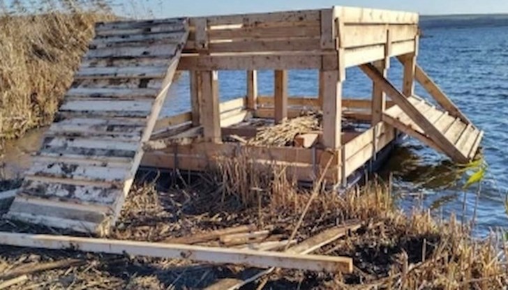 Една от тях е комбинирана – между платформа и понтон, а другите две са само понтонни