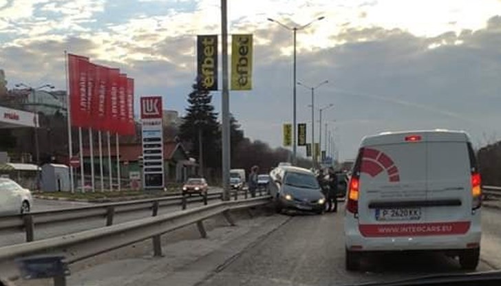 Очевидци коментират в социалните мрежи, че платното от Дунав мост към Русе е блокирано