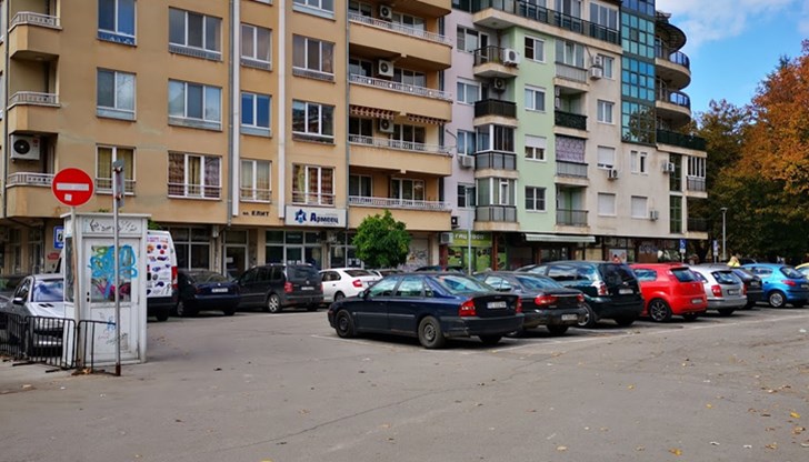 Служители на Първо РУ разследват кражба от МПС