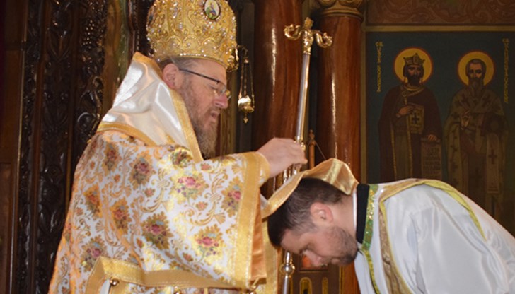 Митрополитът поздрави отец Росен, пожелавайки му да бъде предан свещенослужител на църквата и добър пастир на своите енориаши