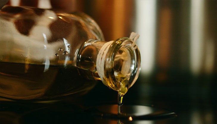 Истинският зехтин има редица полезни свойства и дори е наричан „течното злато“ Истинският зехтин има редица полезни свойства и дори е наричан „течното злато“