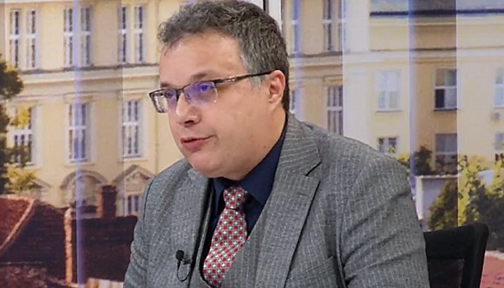 "Разбирам от медиите, че сегашният състав от СЕМ бърза да изтегли цялата процедура за нов генерален директор на БНТ за април. В края на април изтичат мандатите на трима от членовете на СЕМ, а през юли изтича мандатът на Емил Кошлуков", каза още депутатът