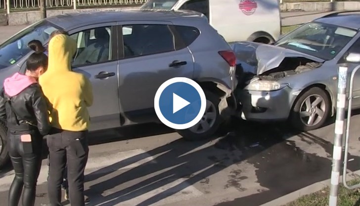Млад шофьор спрял, за да даде път на пешеходците, когато в него се врязал засилен автомобил