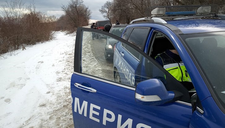 В момента свидетелства срещу двамата братя, за които се твърди, че тормозят местните