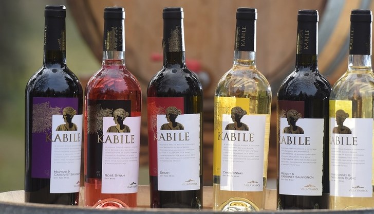 Тази година са се конкурирали 3000 проби вина от 30 държави. Вината са дегустирани от 130 специалисти от 40 държави Тази година са се конкурирали 3000 проби вина от 30 държави. Вината са дегустирани от 130 специалисти от 40 държави