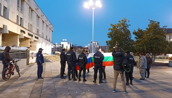 Към мирно протестиращите дойде малобройна група, която издигна плакати в защита на Путин и започна остра размяна на реплики