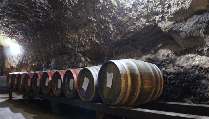 Митническите служители откриват липси на над 90 000 литра червено вино и на над 228 000 литра бяло вино или общо в обекта не са намерени 319 241 литра вино Митническите служители откриват липси на над 90 000 литра червено вино и на над 228 000 литра бяло вино или общо в обекта не са намерени 319 241 литра вино