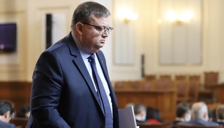 Шефът на КПКОНПИ обяви пред депутатите, че иска да си запази достойнството