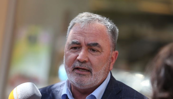 Трябва да продължаваме да убеждаваме хората колко ваксинирането е важно за обществото, заяви експертът