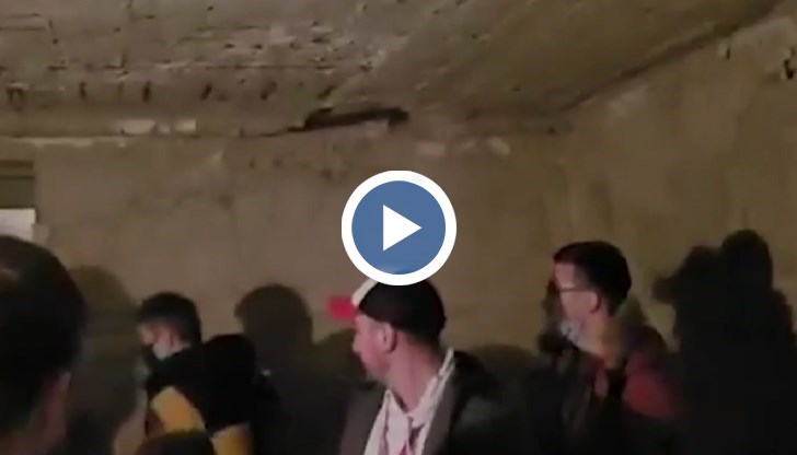 В мрежата се появиха кадри от бомбоубежище в Киев, което вече е пълно с хора, криещи се от евентуални руски удари