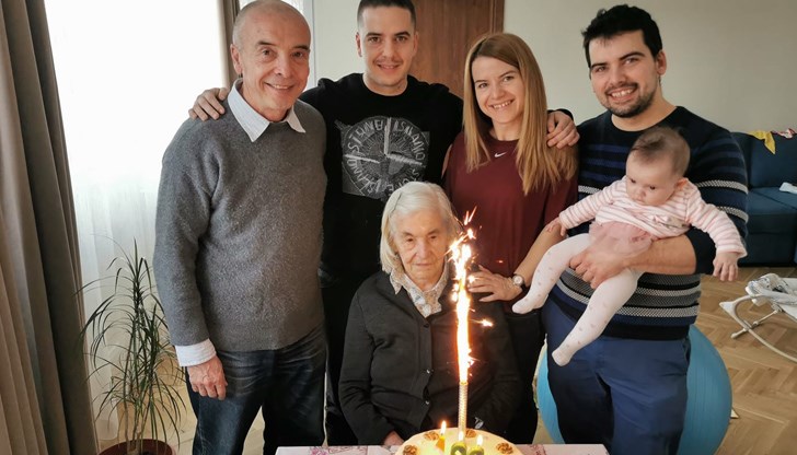 Елена Мангърова е лекар като своя син