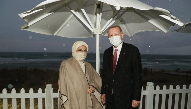 Турският президент Реджеп Тайип Ердоган съобщи в неделя, че заедно със съпругата му са се заразили с коронавирус