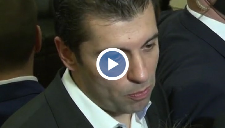 На въпрос за какво е говорил с Пеевски на излизане от пленарната зала, Петков уточни, че разговорът е бил за че "златните паспорти" и че управляващата коалиция е внесла законопроект за премахването им