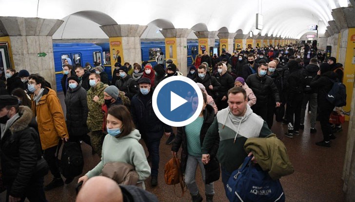 Президентът Володимир Зеленски обяви военно положение в страната