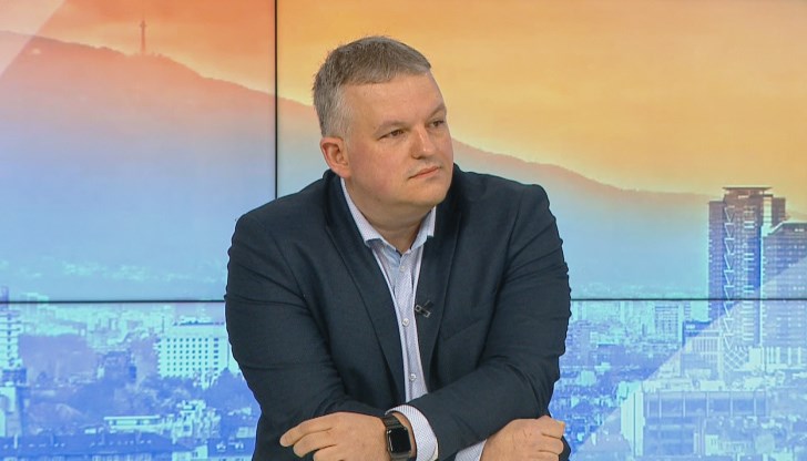 Доц. д-р Тонев заяви, че отпадането на зеления сертификат е на дневен ред за управляващите, но това няма да стане на базата на политическо решение, а когато цифрите го позволят Доц. д-р Тонев заяви, че отпадането на зеления сертификат е на дневен ред за управляващите, но това няма да стане на базата на политическо решение, а когато цифрите го позволят