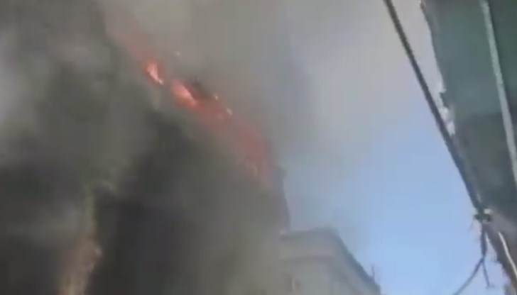 Съобщава се, че са станали няколко експлозии. Причината за пожара още не е известна Съобщава се, че са станали няколко експлозии. Причината за пожара още не е известна