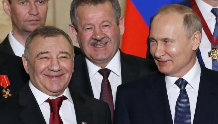 Не може едновременно да си морален и алчен, не може да си както от едните, така и от другите, не може под светлината на прожекторите да говориш за ценности, а в тъмното да проявяваш безпринципност