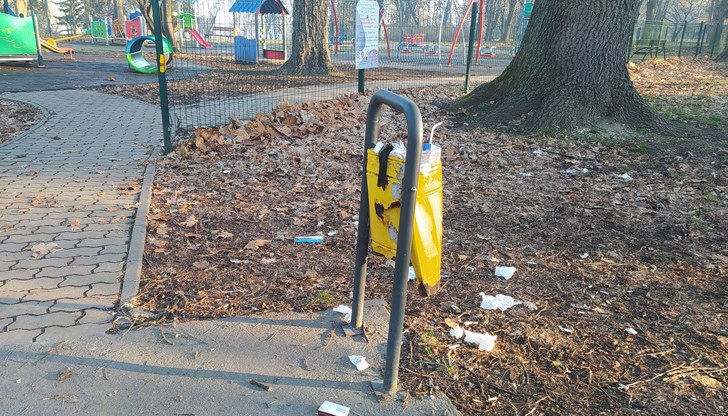 Кошчето за боклук пред детската градина "Вяра, Надежда и Любов" е от месеци смачкано и боклуците се пилеят пред детската площадка