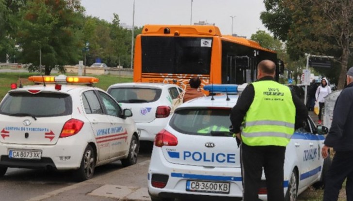 Пенсионерката е била откарана в болницата със счупена ръка и откъсната китка