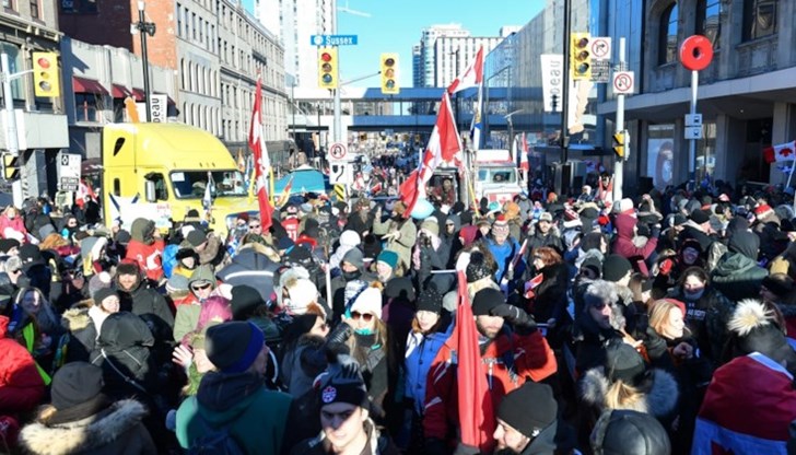 Недоволството на шофьори на камиони премина от столицата към Торонто, Квебек, Уинипег Недоволството на шофьори на камиони премина от столицата към Торонто, Квебек, Уинипег