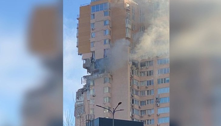 Олег Вартоломеев живее на метри от бомбардираната сграда в украинската столица