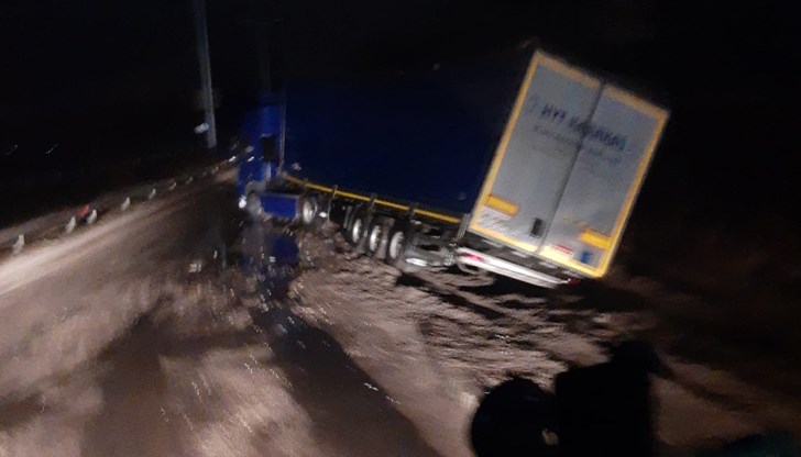 Точно в този пътен участък няма добро улично осветление и маркировка и човек лесно може да се заблуди в тъмното Точно в този пътен участък няма добро улично осветление и маркировка и човек лесно може да се заблуди в тъмното