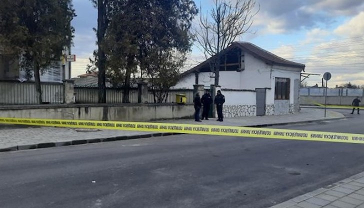 По първоначални данни извършителят бил въоръжен с пистолет и отнел около 3000 лева