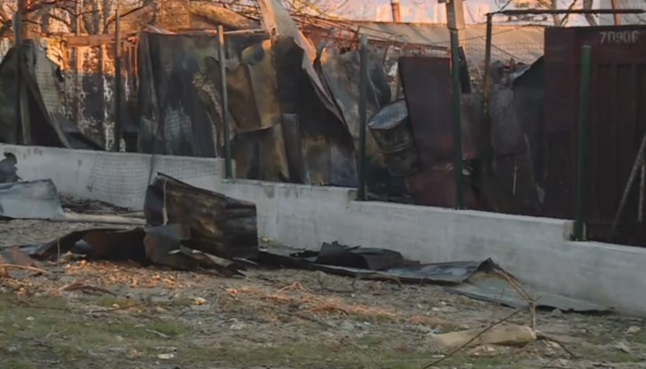 Щетите са много големи - освен постройките, е изгоряла покъщнината на рибарите, както и мрежите, с които изкарват прехраната си Щетите са много големи - освен постройките, е изгоряла покъщнината на рибарите, както и мрежите, с които изкарват прехраната си