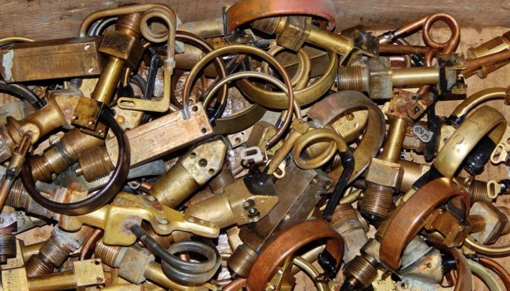 Полицията е установила двама мъже, които ги предали на пункт за изкупуване на метали Полицията е установила двама мъже, които ги предали на пункт за изкупуване на метали